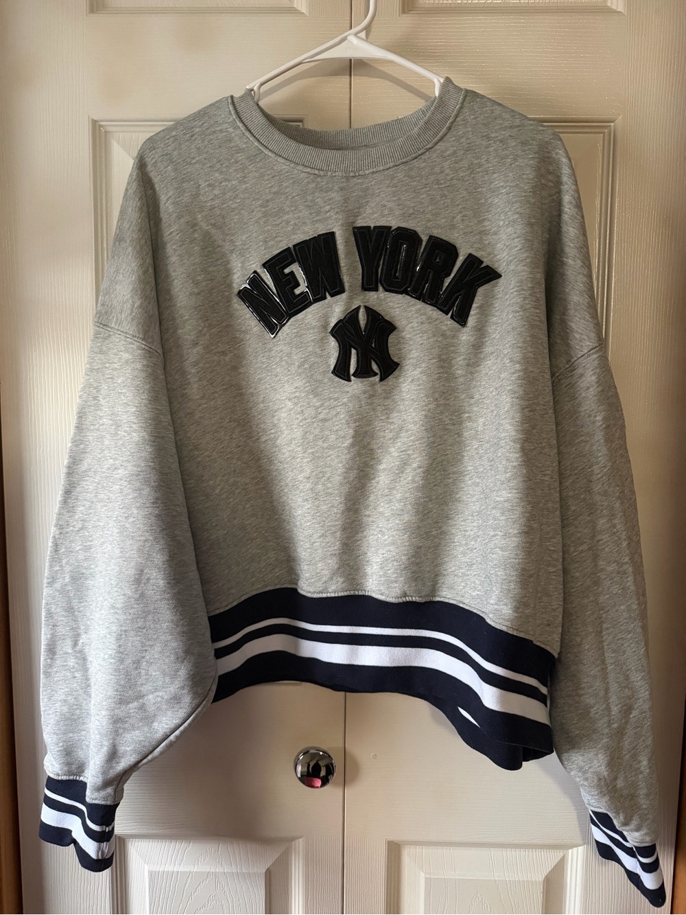 Grey 'New York Yankees’ Crewneck Sweatshirt with Navy Trim